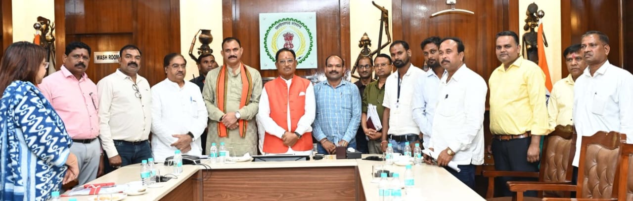 मुख्यमंत्री श्री विष्णु देव साय की संवेदनशील पहल: समिति प्रबंधकों और कर्मचारियों की हड़ताल समाप्त